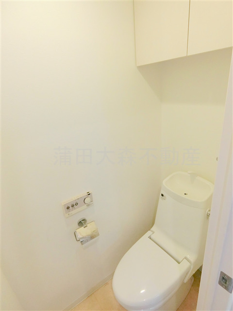 トイレ　棚収納と温水暖房便座付きのトイレ