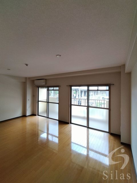 京阪本線 西三荘駅 徒歩4分 5階建 築24年の居間写真