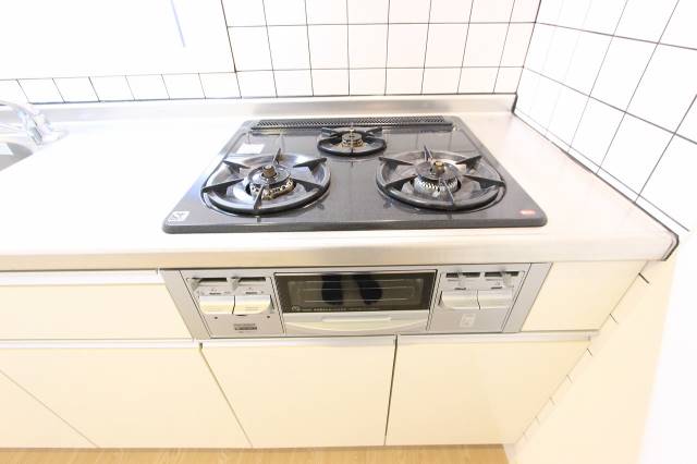 その他設備　三ツ口コンロでお料理も捗りますね