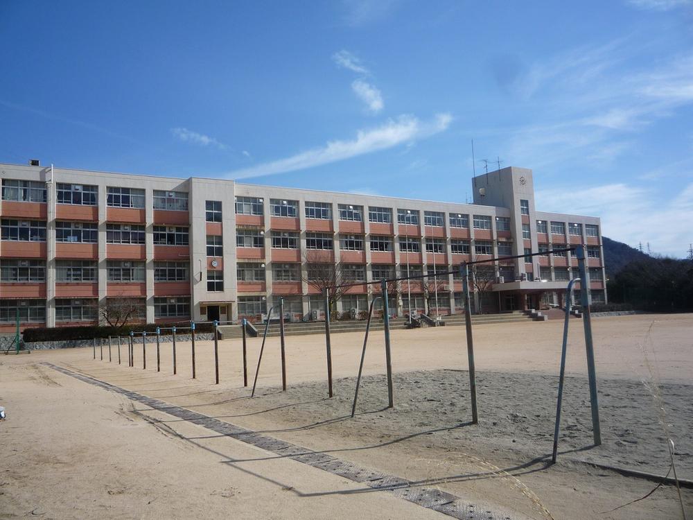中学校　神戸市立横尾中学校（中学校）まで1389m