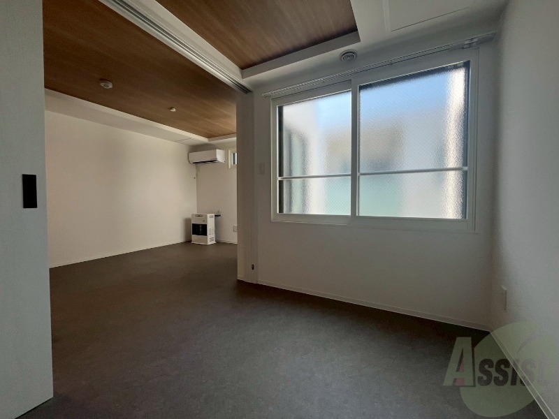 その他部屋・スペース　こちらのお部屋は光が差し込む、温かみのあるお部屋です。