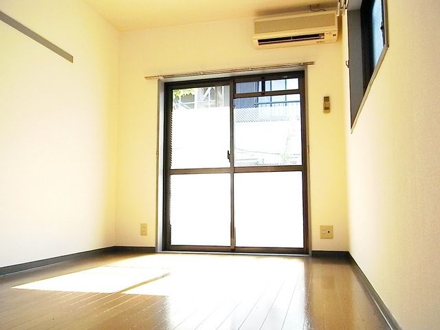 居室・リビング　明るいお部屋です