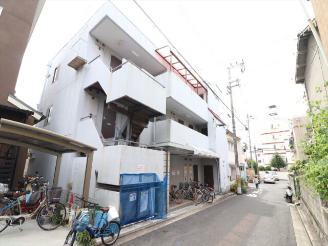 建物外観　鉄骨造3階建てです