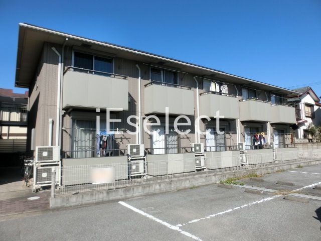 建物外観　アパート前面が駐車場で日当たり良好です。