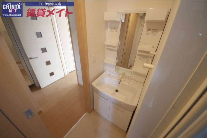 洗面設備　同型反転参考写真です
