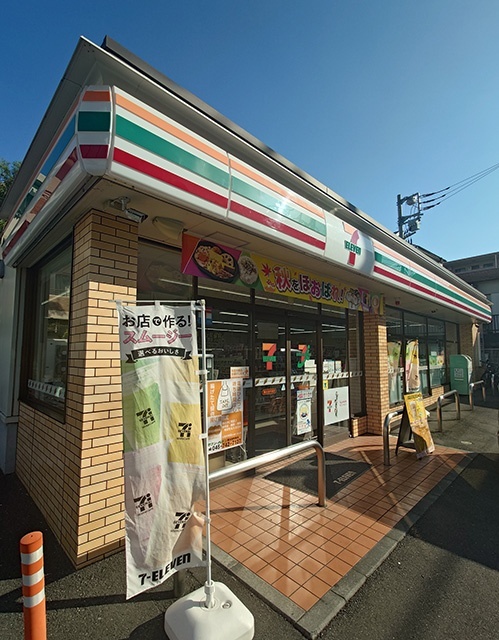 コンビニ　セブンイレブン横浜別所南店（コンビニ）まで318m