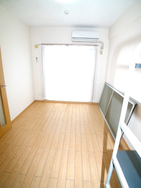 東和プラザA館・B館の居間写真
