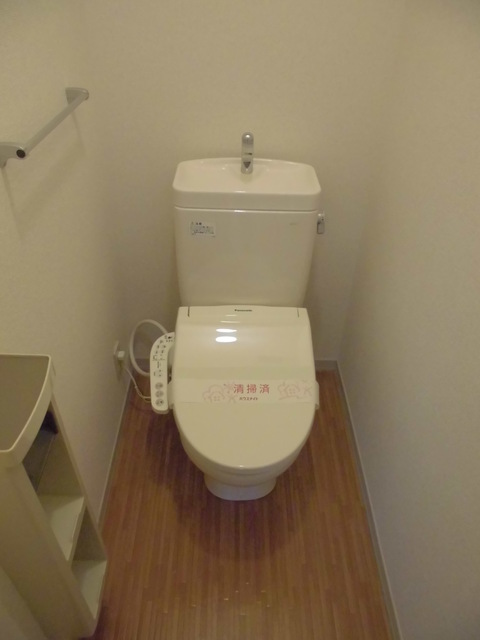 トイレ　【別室参考写真】今や欠かせない洗浄便座付いてます。