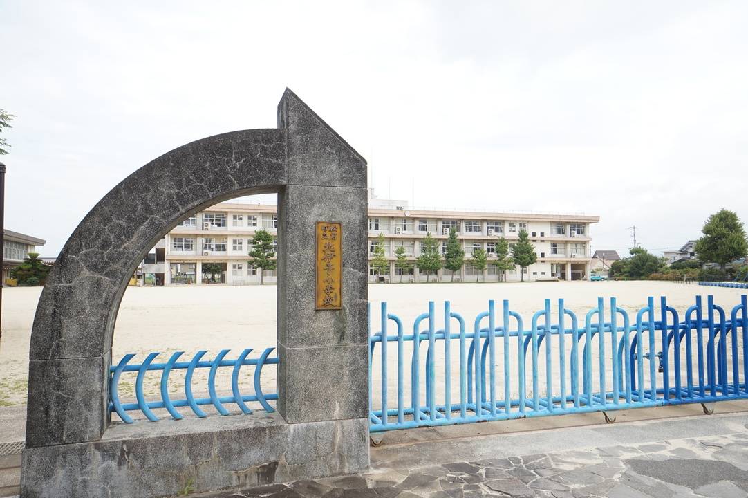 小学校　北伊予小学校（小学校）まで480m