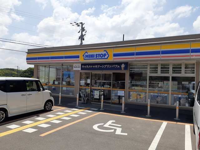 コンビニ　ミニストップ様（コンビニ）まで700m