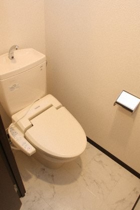 トイレ　嬉しいウォシュレット付きのトイレ！便座温かいですよ♪