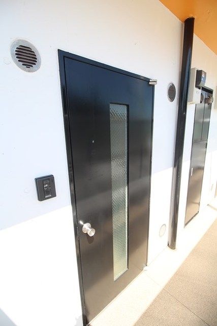 東急田園都市線 たまプラーザ駅 バス乗車時間：5分 最寄りバス停で下車 徒歩1分 4階建 築39年の玄関写真