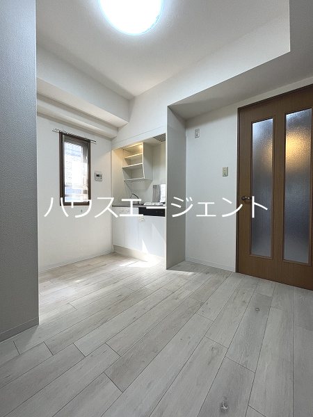 居室・リビング　キッチンスペースです。※参考画像・反転タイプ