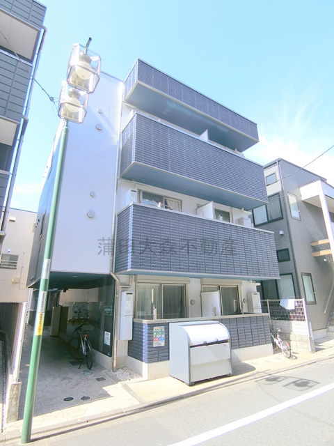 建物外観　2013年12月築　鉄骨造地上3階建て総戸数9戸の人気賃貸