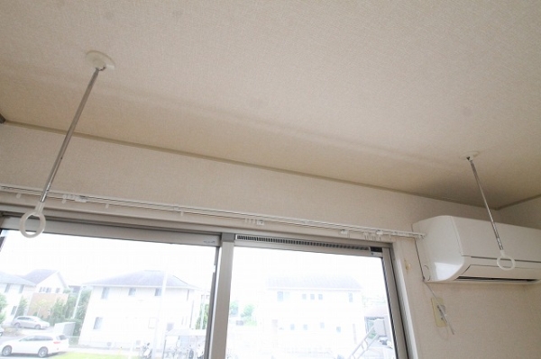 その他設備　室内物干しがあり夜間や雨の日でも洗濯物が干せて便利です。