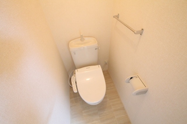 トイレ　ウォシュレット完備。