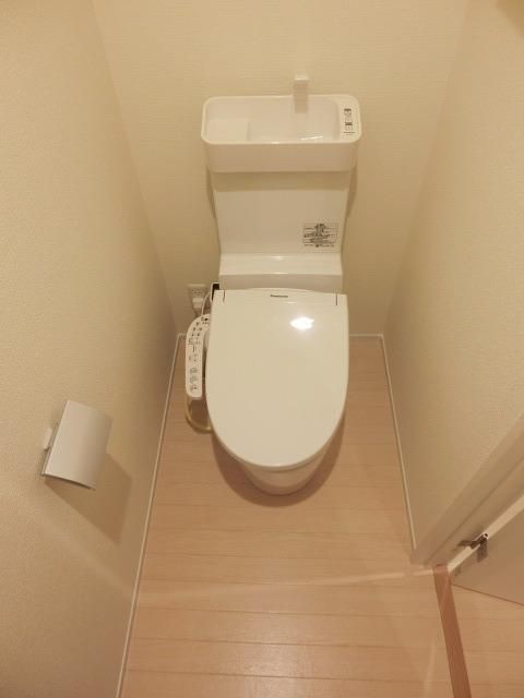 トイレ　うれしいウォッシュレット付きです。