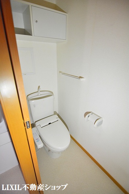 トイレ　収納のある温水洗浄便座付のトイレです。