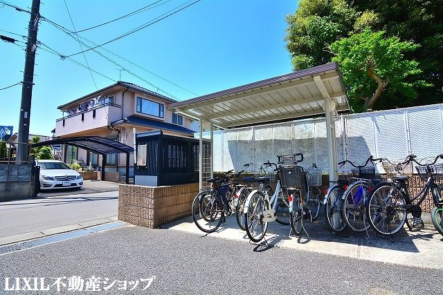 その他共有部分　敷地内にゴミ置場と屋根付きの駐輪場があります。