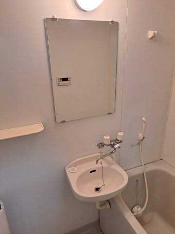 洗面設備　鏡もついてきれいな洗面台です