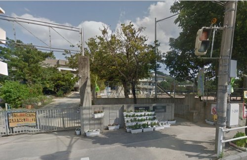 小学校　那覇市立真地小学校（小学校）まで389m