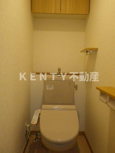 トイレ　落ち着いた色調のトイレです
