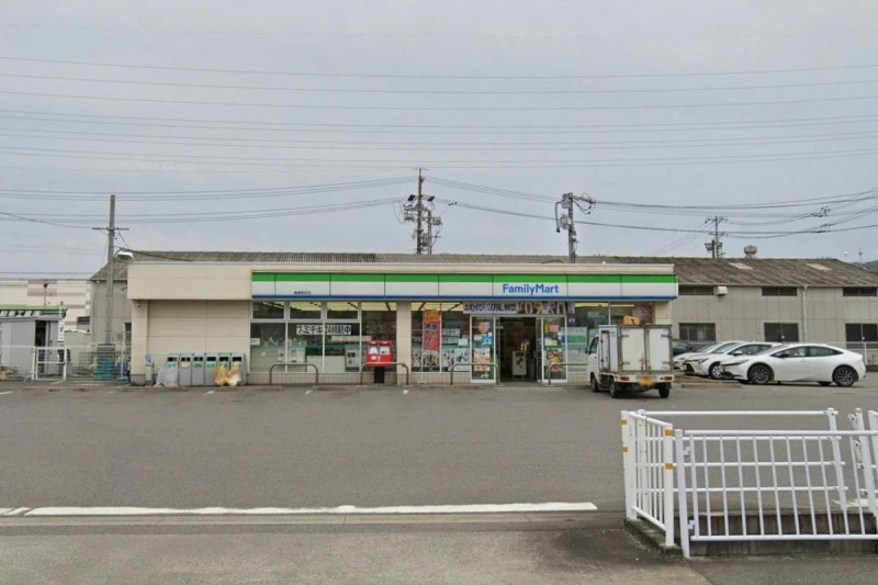 コンビニ　ファミリーマート 緑寅新田店（コンビニ）まで559m