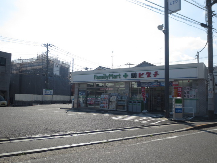 コンビニ　薬局ファミマ（コンビニ）まで453m