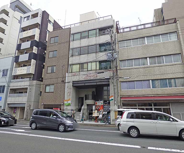 京都市上京区中務町のマンションの建物外観