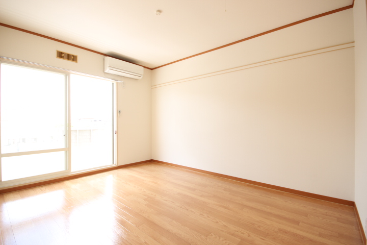 その他部屋・スペース　南向き洋室６帖です！　エアコン完備です。