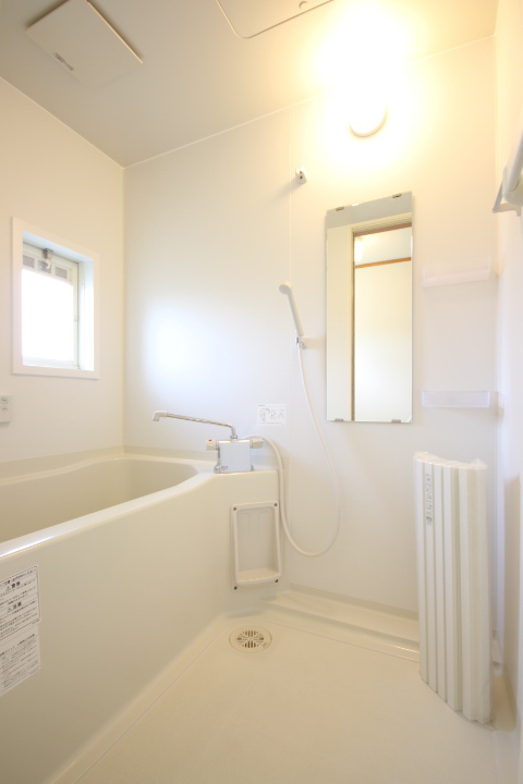 バス・シャワールーム　追い炊き機能付き浴室です！　小窓もあり換気に最適です。