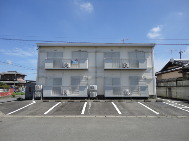 建物外観　南側外観及び駐車場です！