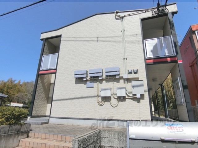 京田辺市三山木山崎のアパートの建物外観