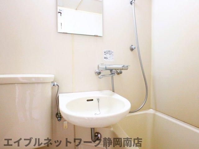 洗面設備　明るい洗面所です