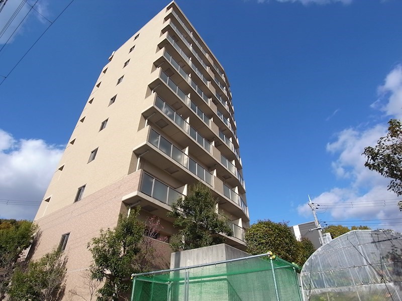 【神戸市西区前開南町のマンションの建物外観】