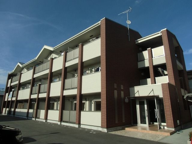 【北葛城郡広陵町大字平尾のマンションの建物外観】