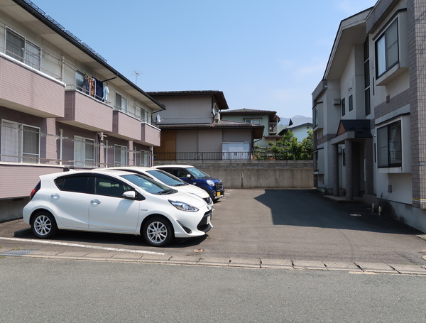 【山形市東青田のアパートの駐車場】