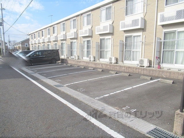 【蒲生郡日野町大字河原のアパートの駐車場】