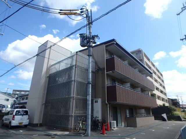 池田市八王寺のマンションの建物外観