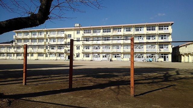 【ハイツ　グラッツィアの小学校】