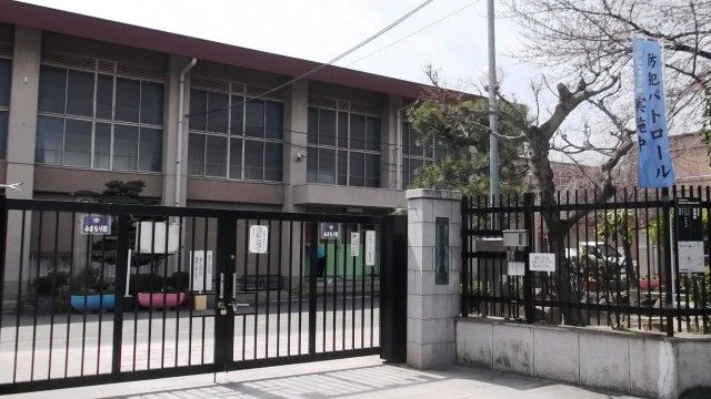 【大文字マンションの小学校】