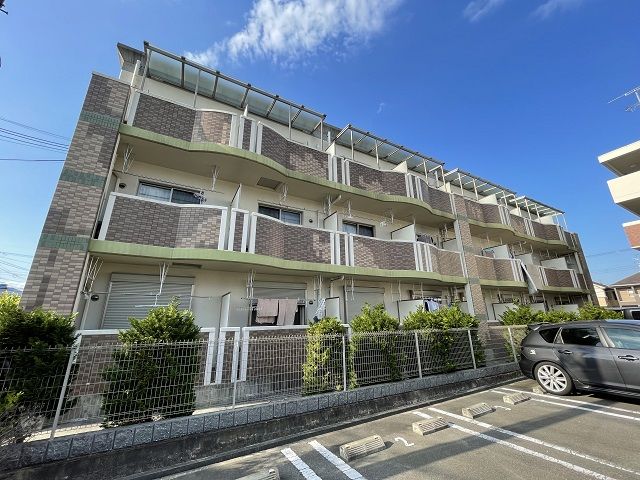 京田辺市東鍵田のマンションの建物外観