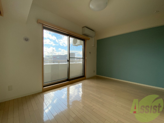 居室・リビング　リビングの撮影を致しました。窓からは陽の光が入ります