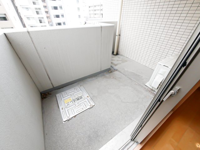 バルコニー　別号室のものになります。現状優先。