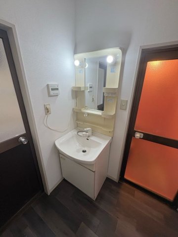 洗面設備　朝の支度にも助かる、独立の洗髪洗面化粧台