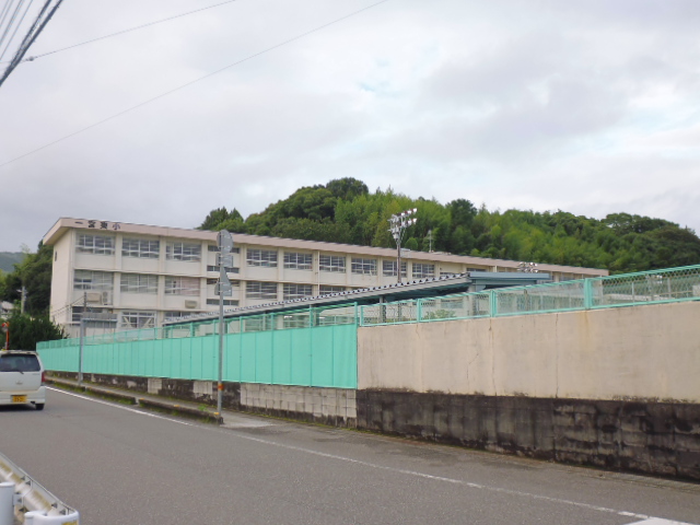 小学校　高知市立一宮東小学校（小学校）まで124m
