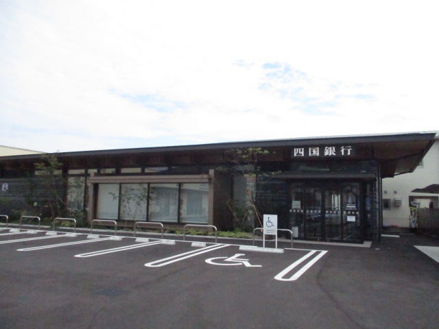 銀行　四国銀行一宮支店（銀行）まで745m