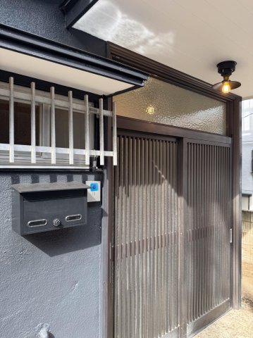 玄関　外観は濃いグレー　玄関照明もカフェのよう