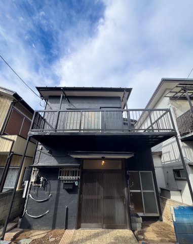 建物外観　外壁は濃いグレーでスタイリッシュに