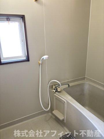 バス・シャワールーム　小窓付